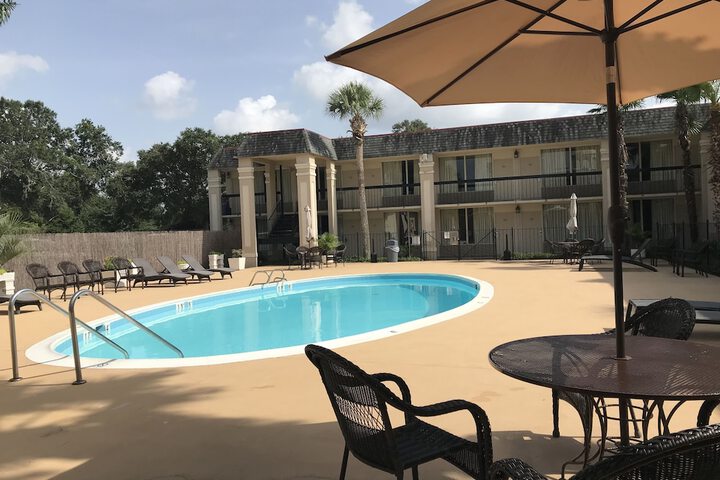 Carmel Inn & Suites