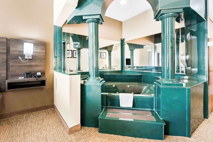 Comfort Suites near Robins Air Force Base