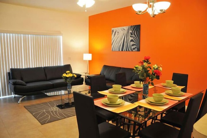 Lounge 19 of 24