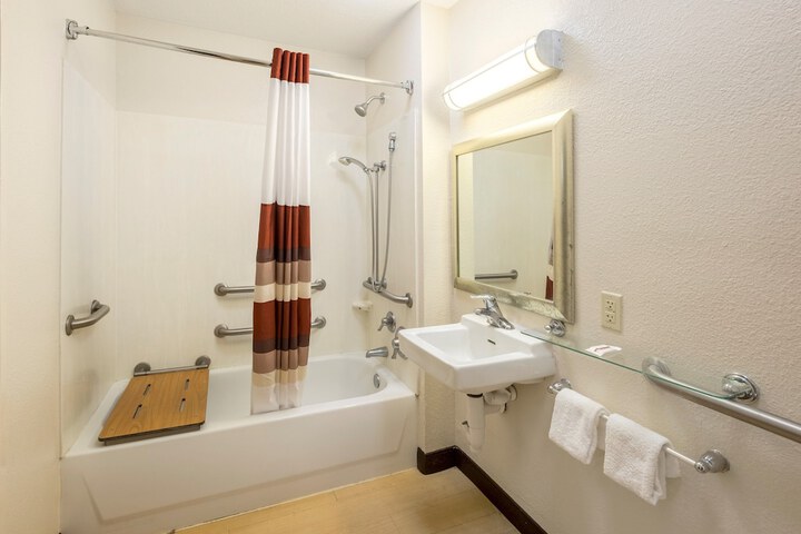 Room 10 of 25