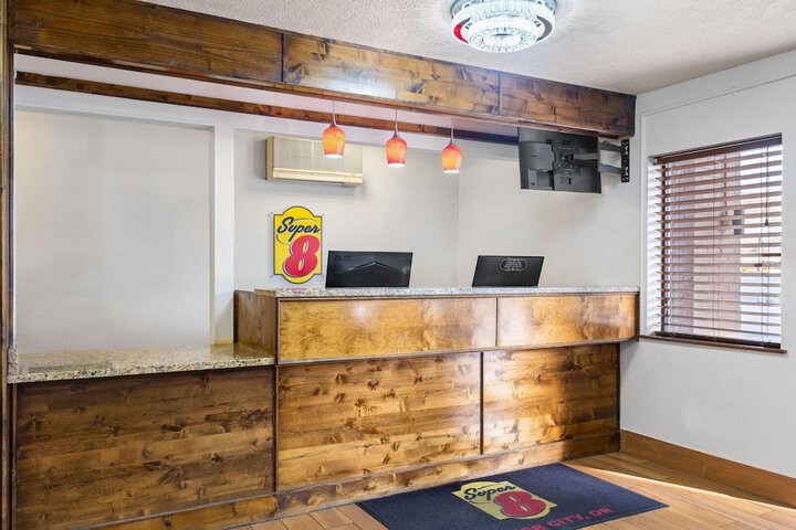 Super 8 by Wyndham Baker City