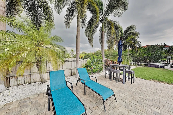 Immaculate Canal W / Pool Dock & Game Lounge 4 Bedroom Home