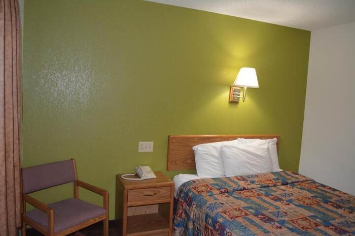 Room 28 of 33