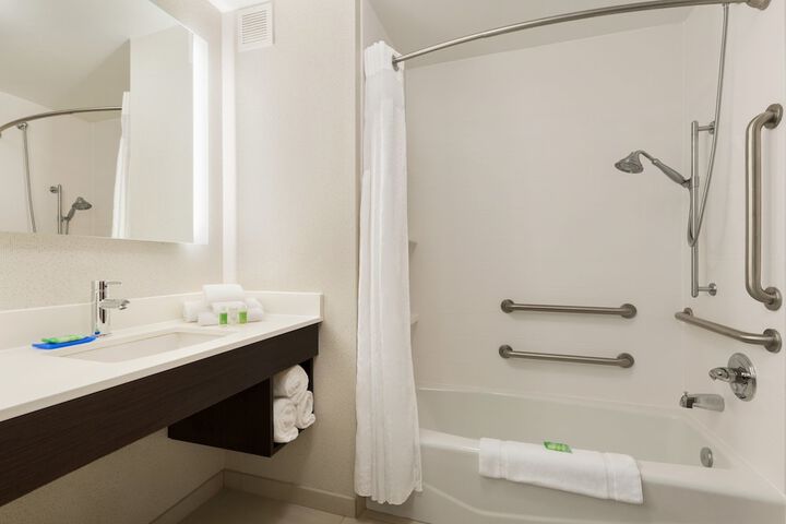 Holiday Inn Express & Suites Shawnee by IHG