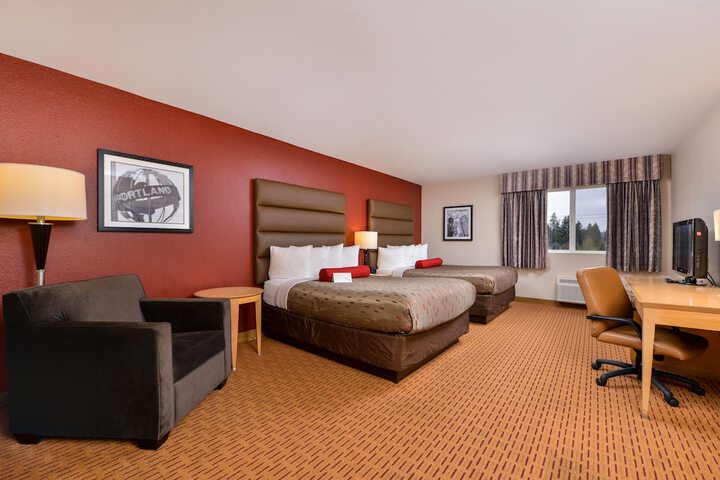 Clackamas Inn & Suites