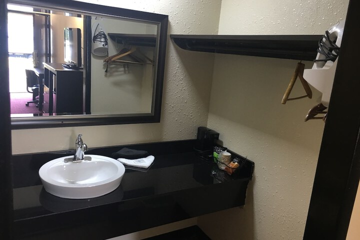 Room 16 of 32
