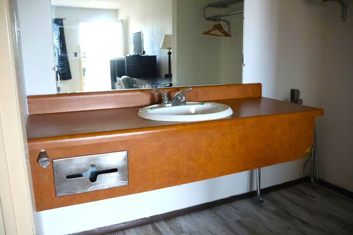 Room 33 of 42