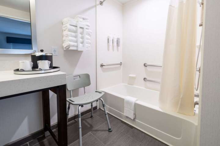 Hampton Inn & Suites Greensboro / Coliseum Area