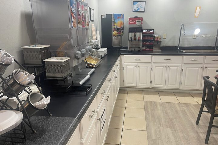Red Roof Inn & Suites Hinesville