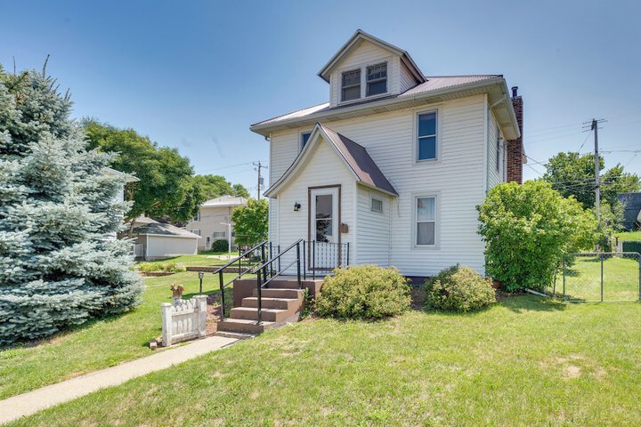 Cozy Iowa Getaway w / Patio & Fenced-in Yard!