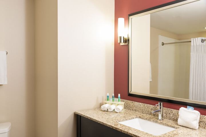 Holiday Inn Express Hotel & Suites New Philadelphia by IHG