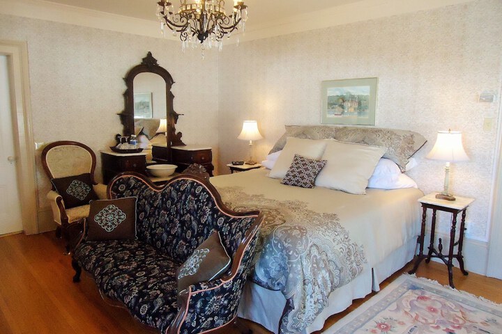 Room 10 of 14