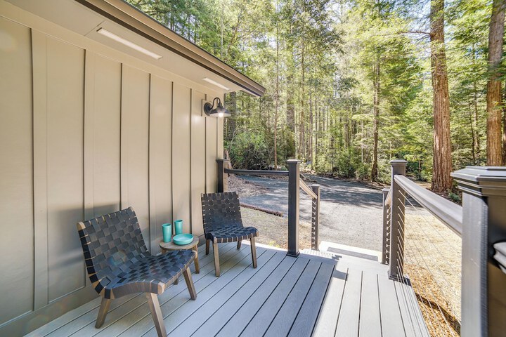Peaceful Mendocino Cottage Surrounded by Redwoods