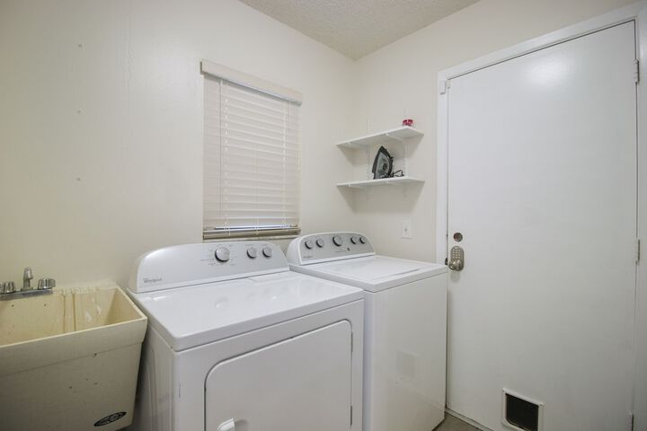 Tampa Bay- Large Pool home- Private Heated Pool!