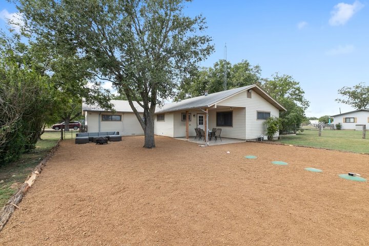 Altes Eckert Stolz 3 Bedroom Home by RedAwning