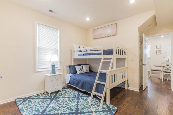 2 Blocks from Beach-Sleeps 16