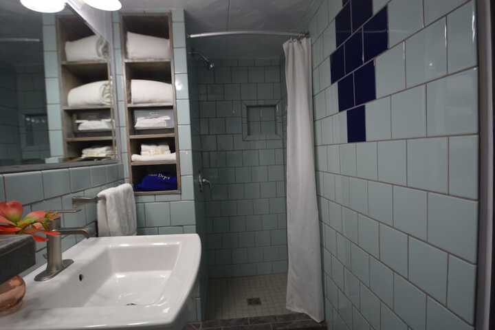 Room 16 of 38
