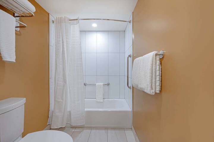 Best Western Plus Emerald Isle Hotel