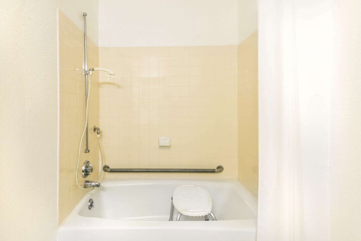 Super 8 by Wyndham Twinsburg / Cleveland Area