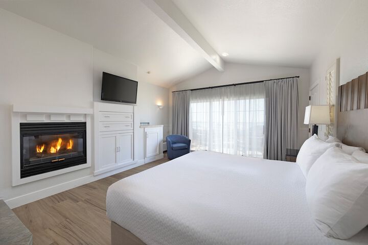 Cambria Landing Inn & Suites