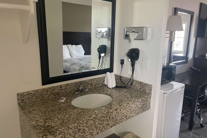 Room 11 of 18