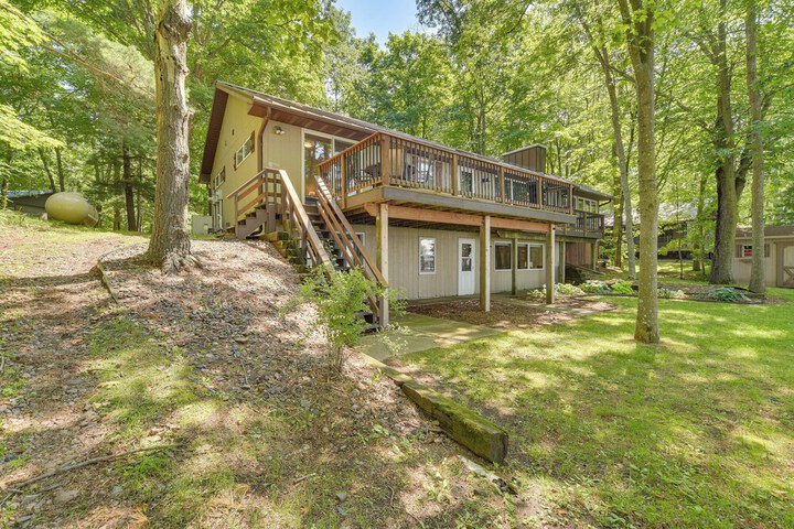Spacious Luxury Cabin w / Deck & Dock on Bone Lake