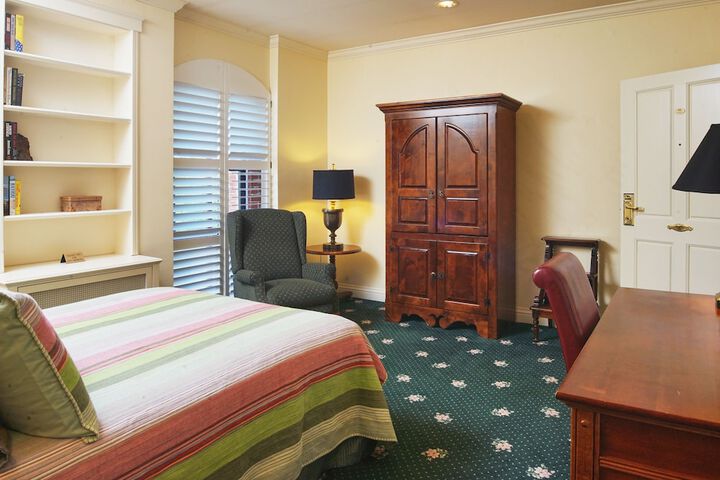 Room 27 of 79