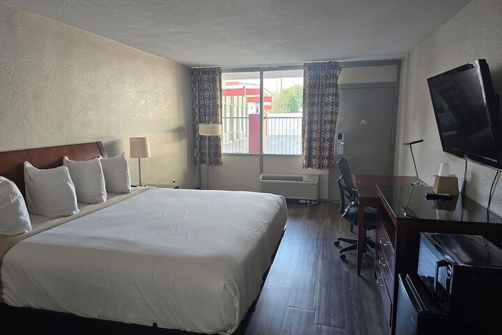 Room 10 of 17