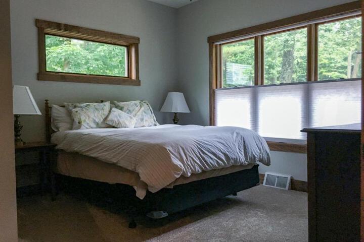 Lakefront Home 4 Bedroom 4 Bath Sleeps 12