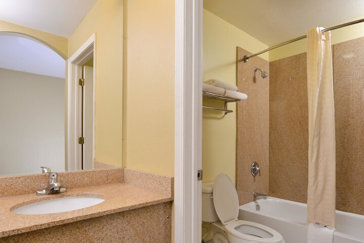 Room 7 of 18