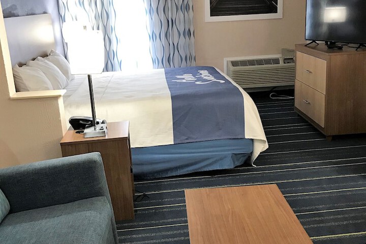 Room 6 of 28