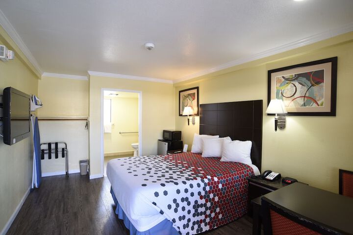 Room 6 of 13