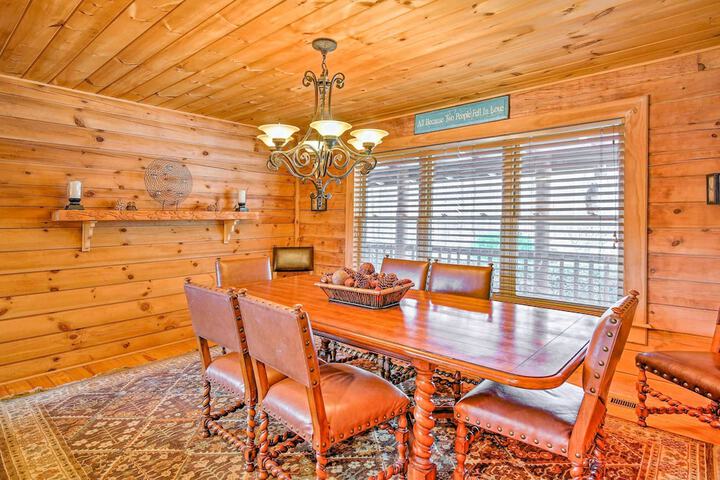 Lake Hartwell Lodge w / Dock Theater + Hot Tub!