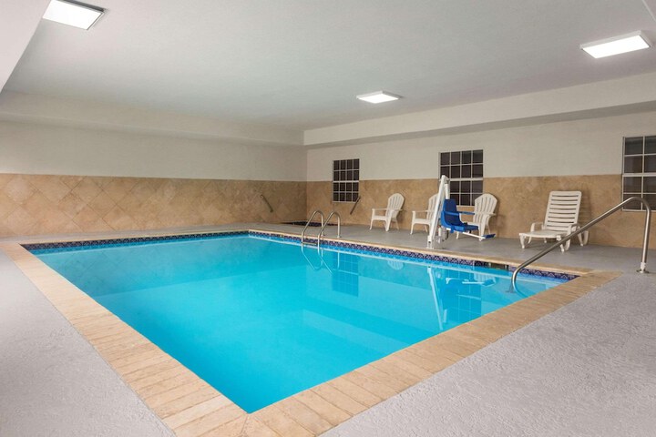 Country Inn & Suites by Radisson Jackson-Airport, MS