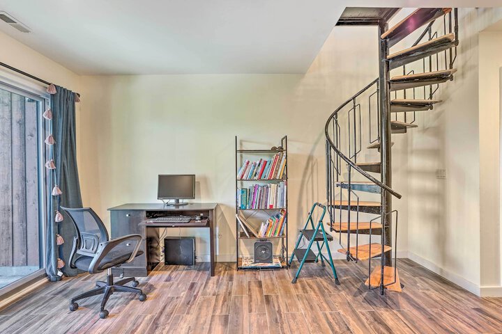 Sun-lit Vernon Condo 2 Mi to Ski Resort!
