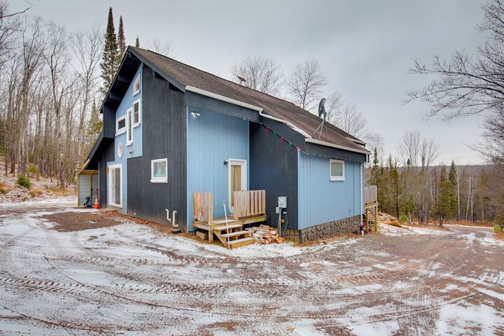 Iron River Condo w / Gas Grill Near Skiing + Hiking