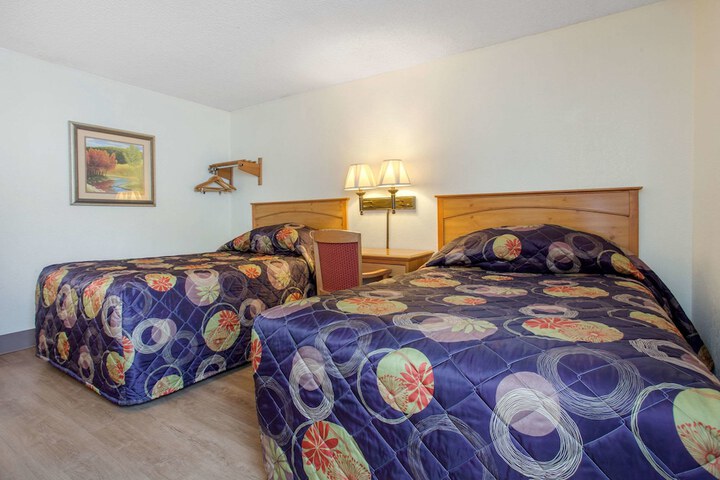 Room 11 of 32