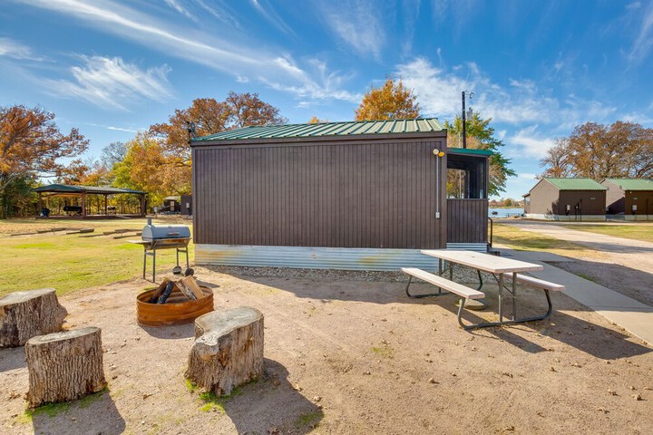 On-site Fishing Pier: Pet-friendly Kerens Cabin!