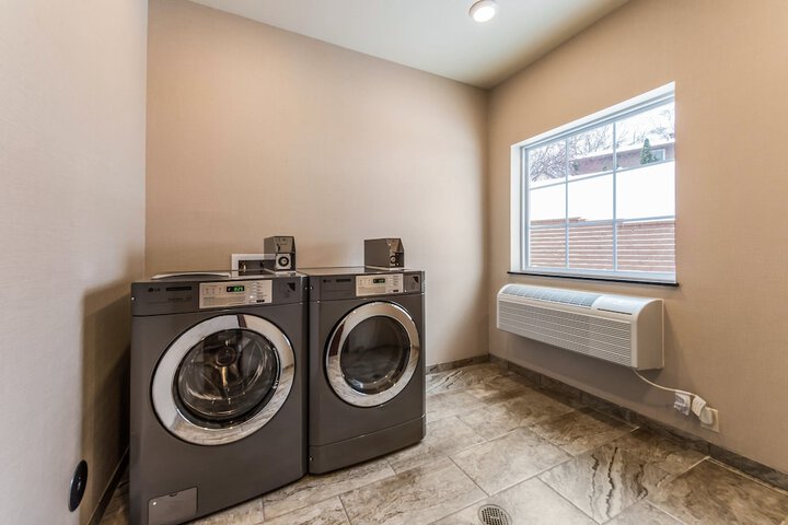 Cobblestone Hotel & Suites - Hutchinson