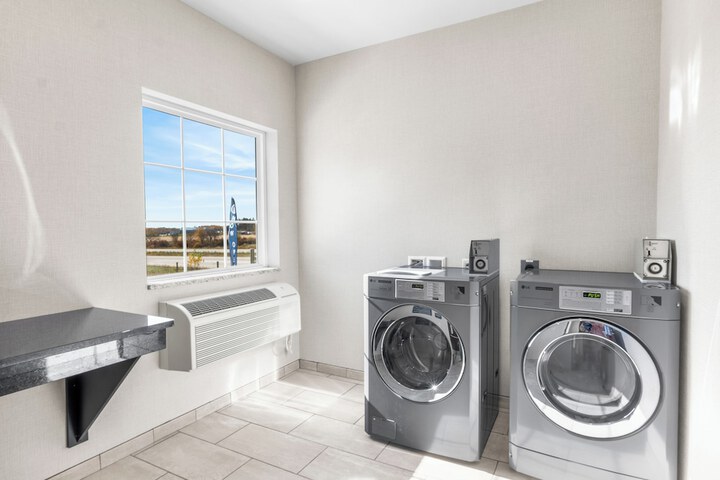 Cobblestone Hotel & Suites – Pulaski / Green Bay