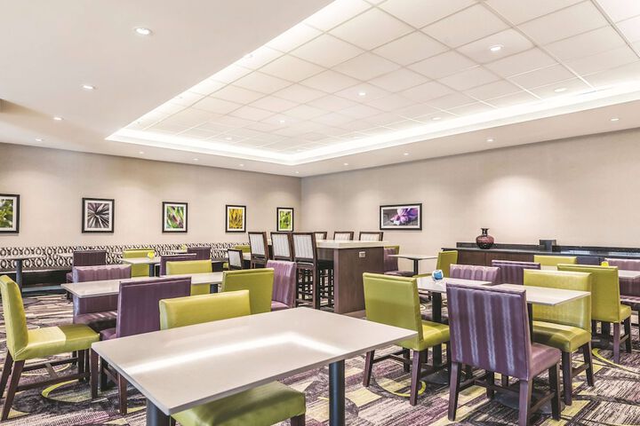 La Quinta Inn & Suites by Wyndham Cincinnati Sharonville
