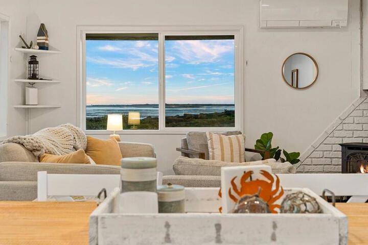 Cozy Coastal Getaway • Panoramic Ocean Views