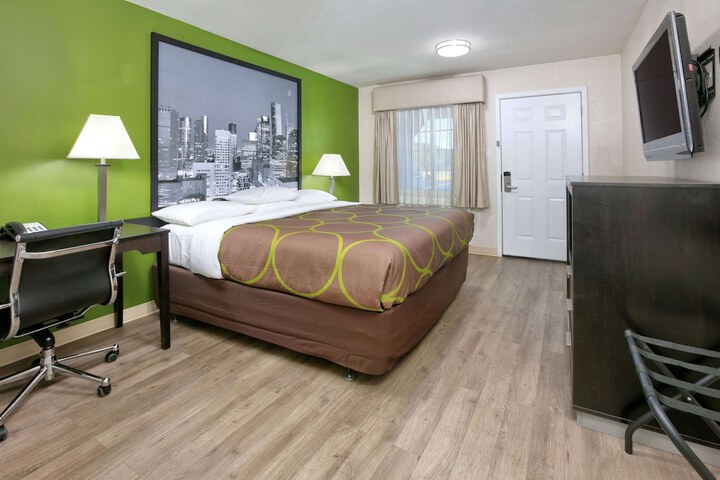 Super 8 by Wyndham Palestine