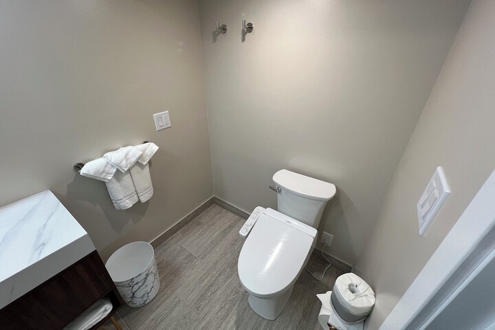Lighthouse Inn & Suites