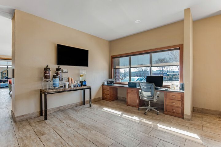 Business Center 13 of 16