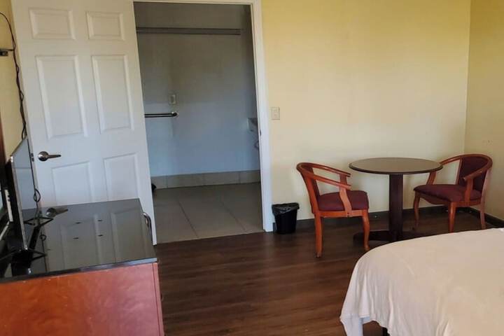 Room 6 of 17