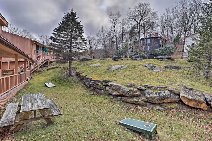 1 Mi to Skiing: Beech Mountain Condo w / Fireplace!