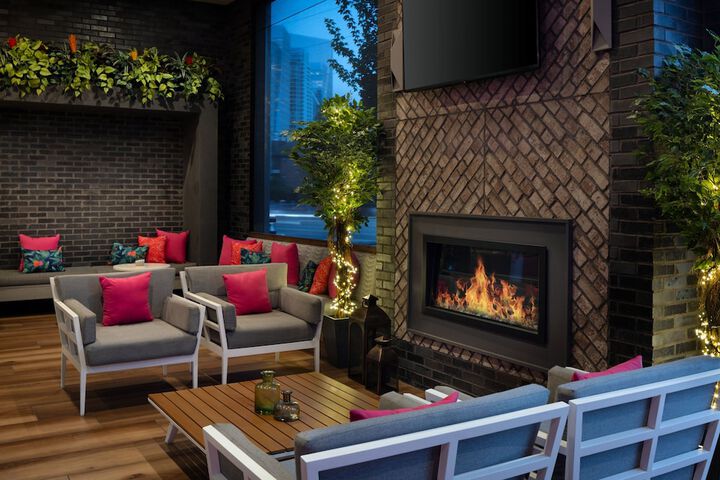 Lounge 33 of 45