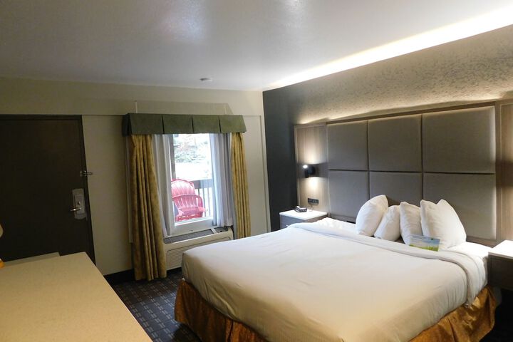 Room 28 of 102