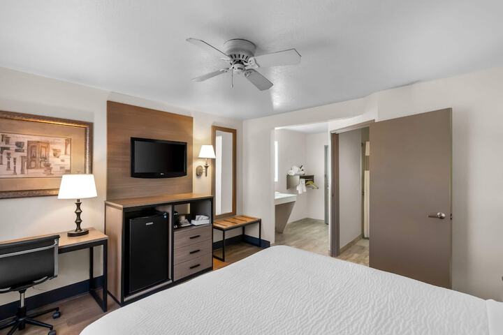 Baymont by Wyndham Arlington at Six Flags Dr